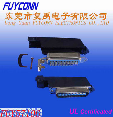 O homem Centronic solda o tipo conector de 36pin com a capa plástica de 90 graus